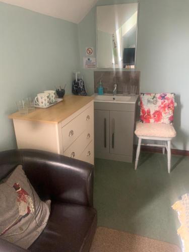 Heathergate Cottage Dartmoor BnBにあるキッチンまたは簡易キッチン