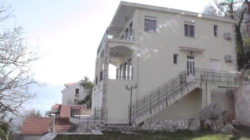 Το κτήριο όπου στεγάζεται  η βίλα