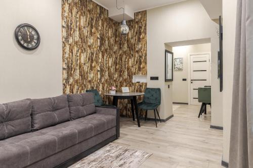 ein Wohnzimmer mit einem Sofa und einem Tisch in der Unterkunft Luxury apartment in downtown in Lwiw