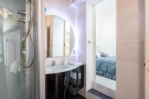 uma casa de banho com um lavatório e um espelho em Villa Cormorano em Olbia