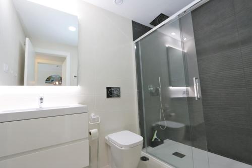Koupelna v ubytování Luxurious apartment in Flamenca Village with pool view VDE-095