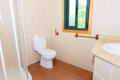La salle de bains est pourvue de toilettes et d'un lavabo. dans l'établissement Refugio do Sil, Magia y Encanto en la Ribera Sacra, 