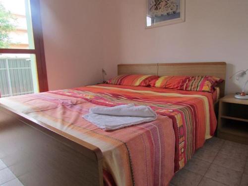 - une chambre avec un lit et une couverture dans l'établissement Comfort and fun by the pool - Beahost, à Bibione