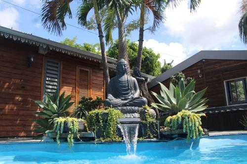 Bazén v ubytování LA LIANE DE JADE 974 - Lodge "Ylang Ylang" piscine chauffée - jacuzzi privatif nebo v jeho okolí