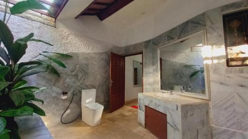 Koupelna v ubytování Matahari Inn Kuta Lombok