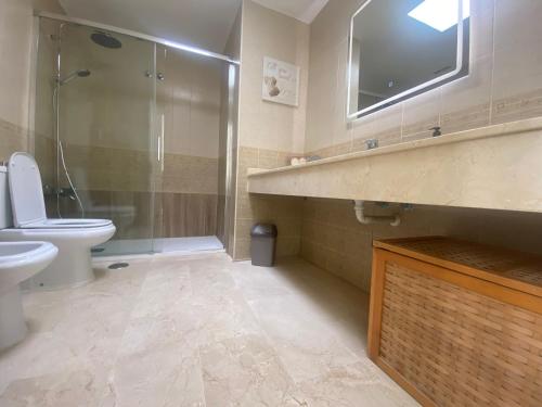 Ένα μπάνιο στο Modern family home near the pool with private jacuzzi