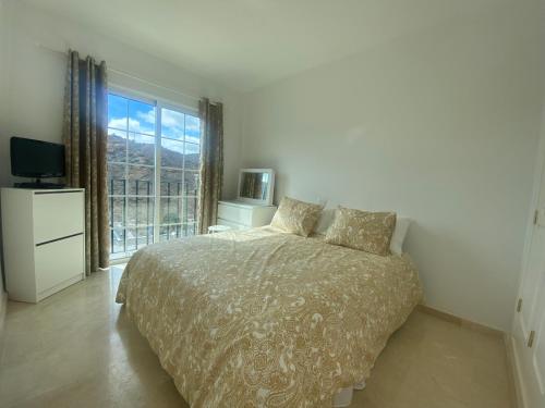 Ένα ή περισσότερα κρεβάτια σε δωμάτιο στο Modern family home near the pool with private jacuzzi