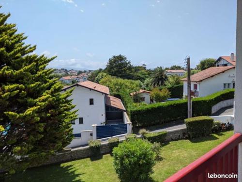 - un balcon offrant une vue sur une maison dans l'établissement Vues mer et montagne, à Bidart