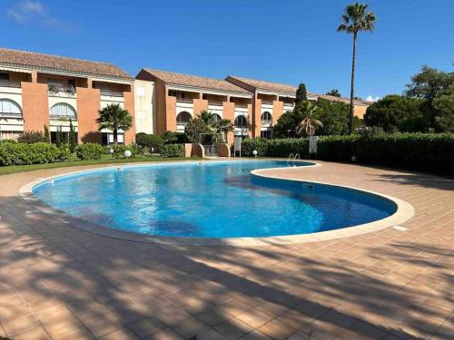 a swimming pool in front of a building at Appartement, 60m2, 6 couchages avec piscines à Marine de Bravone, Linguizetta, résidence Sognu Di mare Corse in Linguizzetta