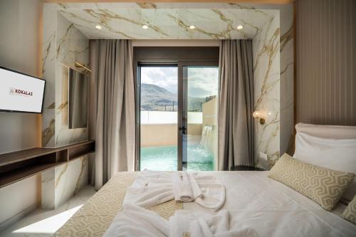 Ένα ή περισσότερα κρεβάτια σε δωμάτιο στο Kokalas luxury villa