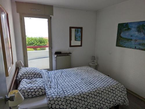 une chambre avec un lit et une fenêtre dans l'établissement Vues mer et montagne, à Bidart