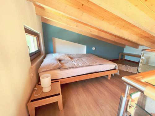 Dormitorio pequeño con cama en el ático en Salthouse Portugal - Exclusive Studio, en Aljezur