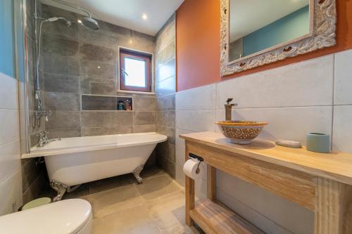 Un baño con bañera, lavabo e inodoro. en Salthouse Portugal - Exclusive Studio, en Aljezur