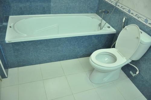 y baño con aseo y bañera. en Phoenix Serviced Apartment - Anna Nagar en Chennai