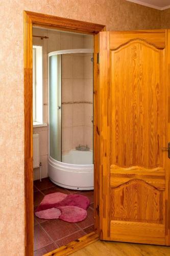 La salle de bains est pourvue d'une baignoire et de 2 serviettes roses. dans l'établissement Anniņas, à Ventspils