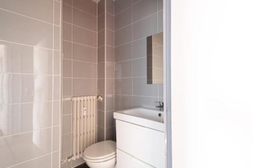 une salle de bain avec toilettes et lavabo dans l'établissement Appart'hotel de Montplaisir, à Saint-Étienne