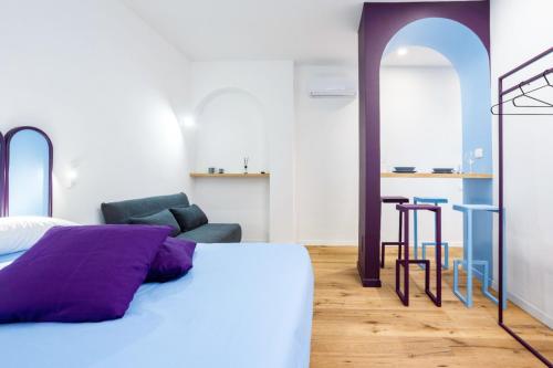 - une chambre avec un lit, un canapé et une table dans l'établissement Archi Rooms Boutique, à Salerne