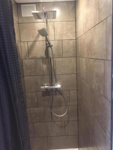 una doccia con soffione in un bagno di Maison Blanche a Laroque-des-Albères