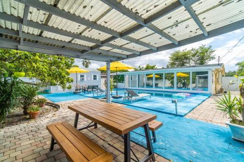 a patio with a picnic table and a swimming pool at Bright 4 Bedrooms with Pool and Game Room near Hard Rock in Hollywood