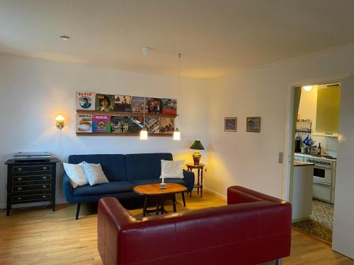 托爾斯港的住宿－Fantastisk havudsigt tæt på centrum，客厅配有蓝色的沙发和桌子