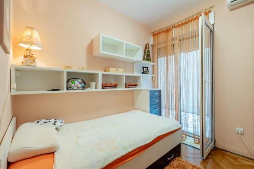 Tempat tidur dalam kamar di lux porodicni apartman Ciric