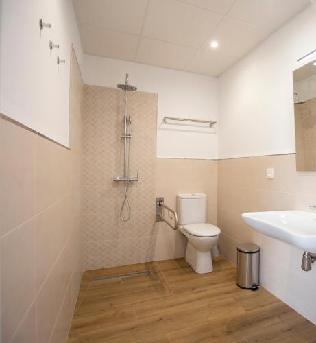a bathroom with a toilet and a sink at Pensión Roma in Castroverde
