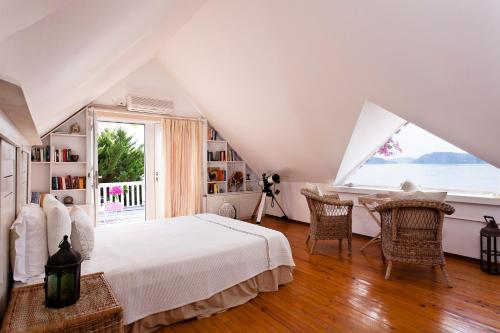 1 dormitorio con cama, mesa y ventana en Waterfront Cottage, en Marmaris