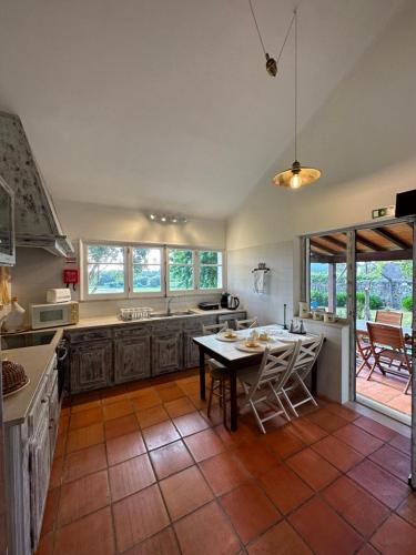 a kitchen with a table and chairs in a room at Cozy Villa Cristelo - Family & Friends in Cristelo