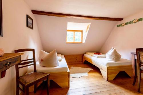 Cette petite chambre comprend 2 lits et une fenêtre. dans l'établissement Wohnen im Denkmal, à Gumperda