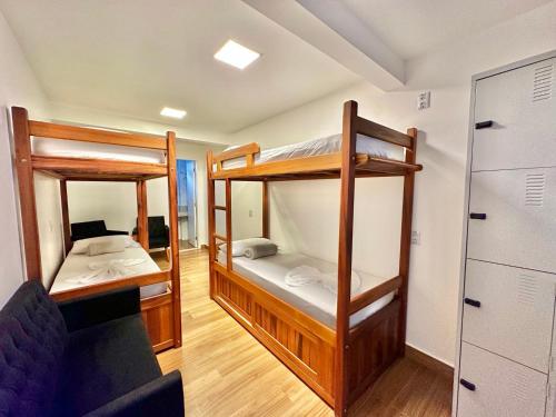 מיטה או מיטות קומותיים בחדר ב-Lila Limao Hostel
