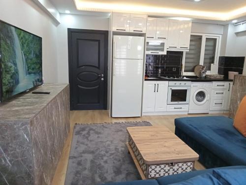 Il comprend un salon avec un canapé bleu et une cuisine. dans l'établissement Han Apart, à Istanbul