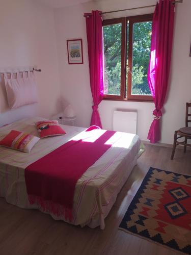 - une chambre avec un lit et une fenêtre avec des rideaux roses dans l'établissement Villa Nancea Bassin Arcachon Gujan Mestras, à Gujan-Mestras