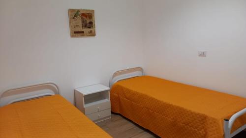 Pokój z dwoma łóżkami i zdjęciem na ścianie w obiekcie CASA MARIANNA w mieście Partinico
