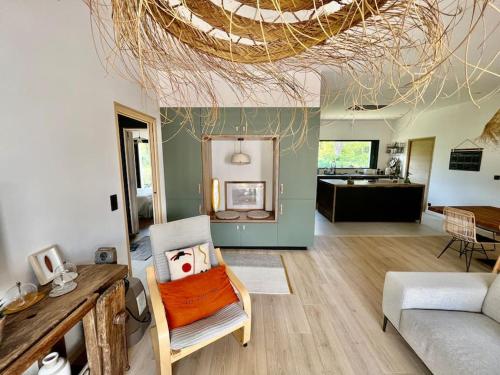 un salon avec un canapé et une table dans l'établissement La villa d’Hortense, à Labenne