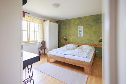 1 dormitorio con cama y escritorio. en Bauernhof Kure, en Leutschach