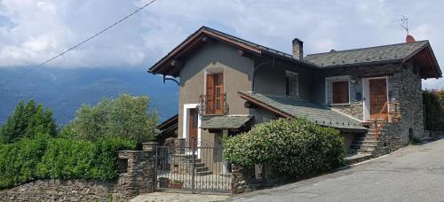 a house with a view of the mountains at ROSINA HOUSE e CHALET in Colico