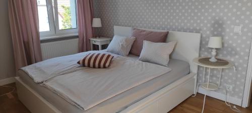 ギジツコにあるDom Slonecznyの白いベッド(枕付)