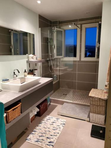 une salle de bain avec un lavabo et une douche dans l'établissement Lou beach home 75 m2 à 300 m de la plage avec vue mer, à La Ciotat