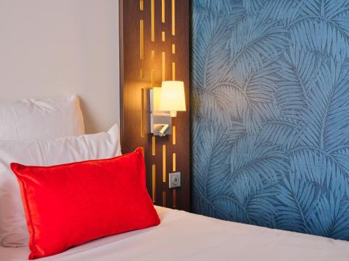 Ένα ή περισσότερα κρεβάτια σε δωμάτιο στο Mercure Chartres Centre Cathedrale