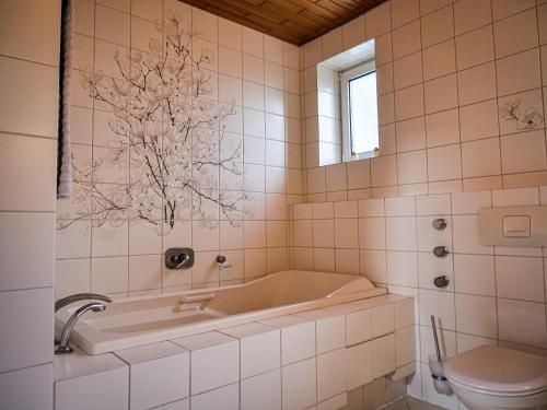a bathroom with a tub and a toilet at PfalzZeit in Weisenheim am Berg
