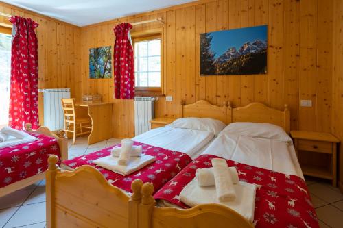 a bedroom with a bed with two towels on it at Aalts Dorf in Riale
