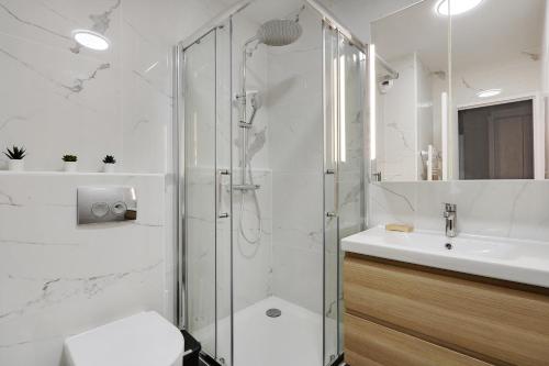 ein Bad mit einer Dusche, einem WC und einem Waschbecken in der Unterkunft Pick A Flat's Apartment in Montparnasse - Rue Vercingétorix in Paris