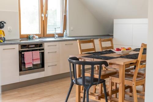 Η κουζίνα ή μικρή κουζίνα στο Palmowe Wzgórze Skoszewo - Luksusowe Apartamenty