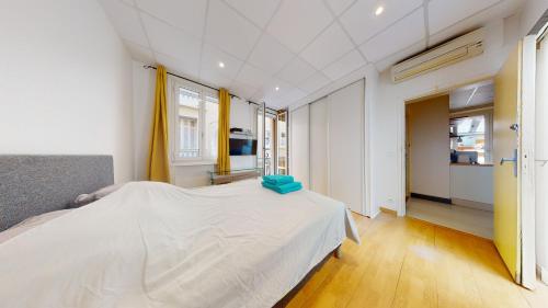 Charming 2 Bedroom Haven Steps Away from Prince's Palace photo 3
