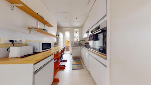 Charming 2 Bedroom Haven Steps Away from Prince's Palace photo 5