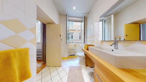 Charming 2 Bedroom Haven Steps Away from Prince's Palace photo 4