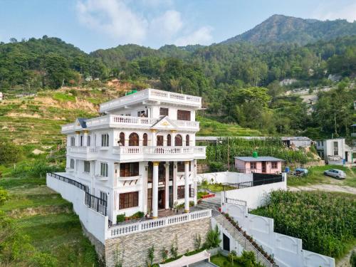 加德滿都的住宿－The White House Villa 8 bedroom with Swimming Pool，享有山景的房屋的空中景致