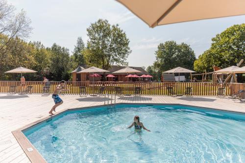 duas pessoas numa piscina num resort em CityKamp Valkenburg - Maastricht em Valkenburg