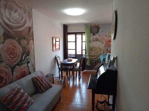 uma sala de estar com um sofá e uma mesa em Coquetty Housing In Santander Bay em El Astillero