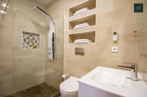 W łazience znajduje się toaleta, umywalka i prysznic. w obiekcie Art Apartments Alicante w Alicante